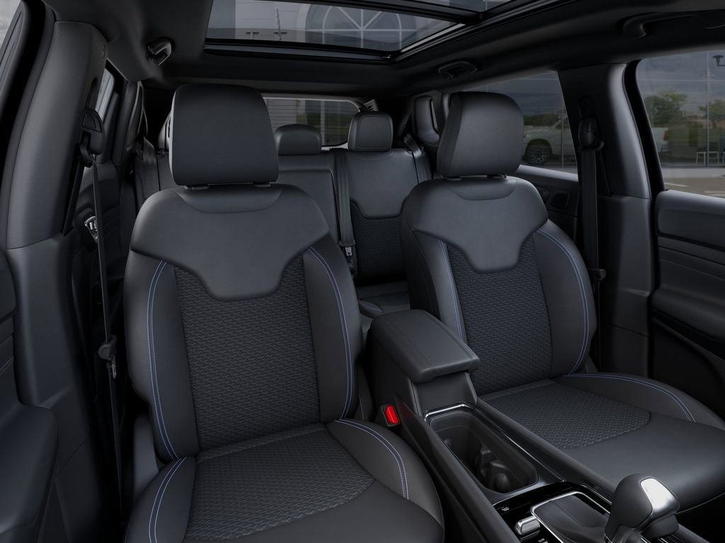 New 2025 Jeep Compass Latitude w/ Sun & Sound Group AWD/4WD image 17