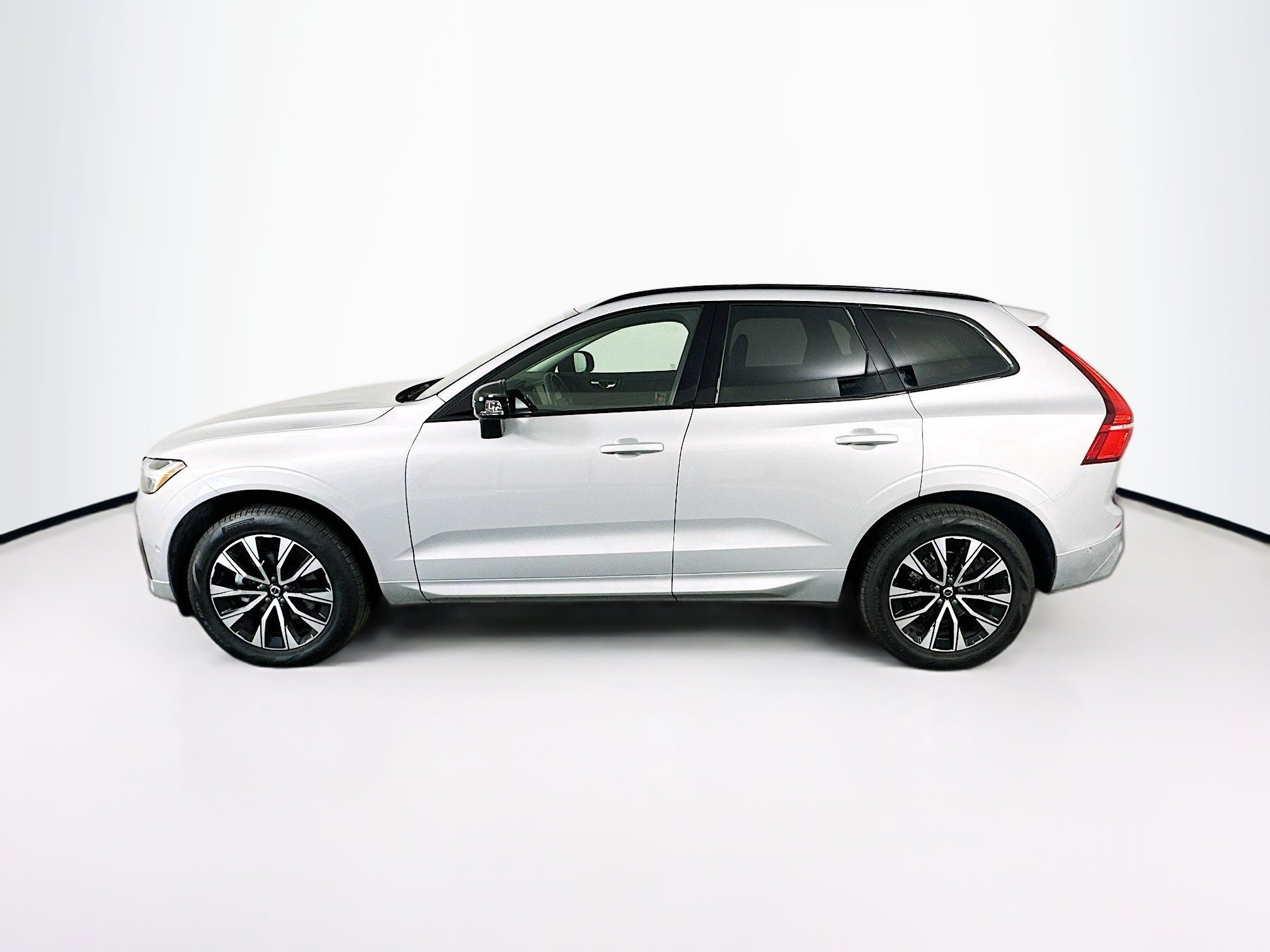 Used 2025 Volvo XC60 B5 Plus image 4
