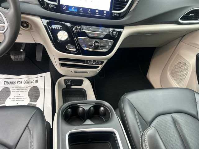 Used 2024 Chrysler Pacifica Touring-L FWD image 16