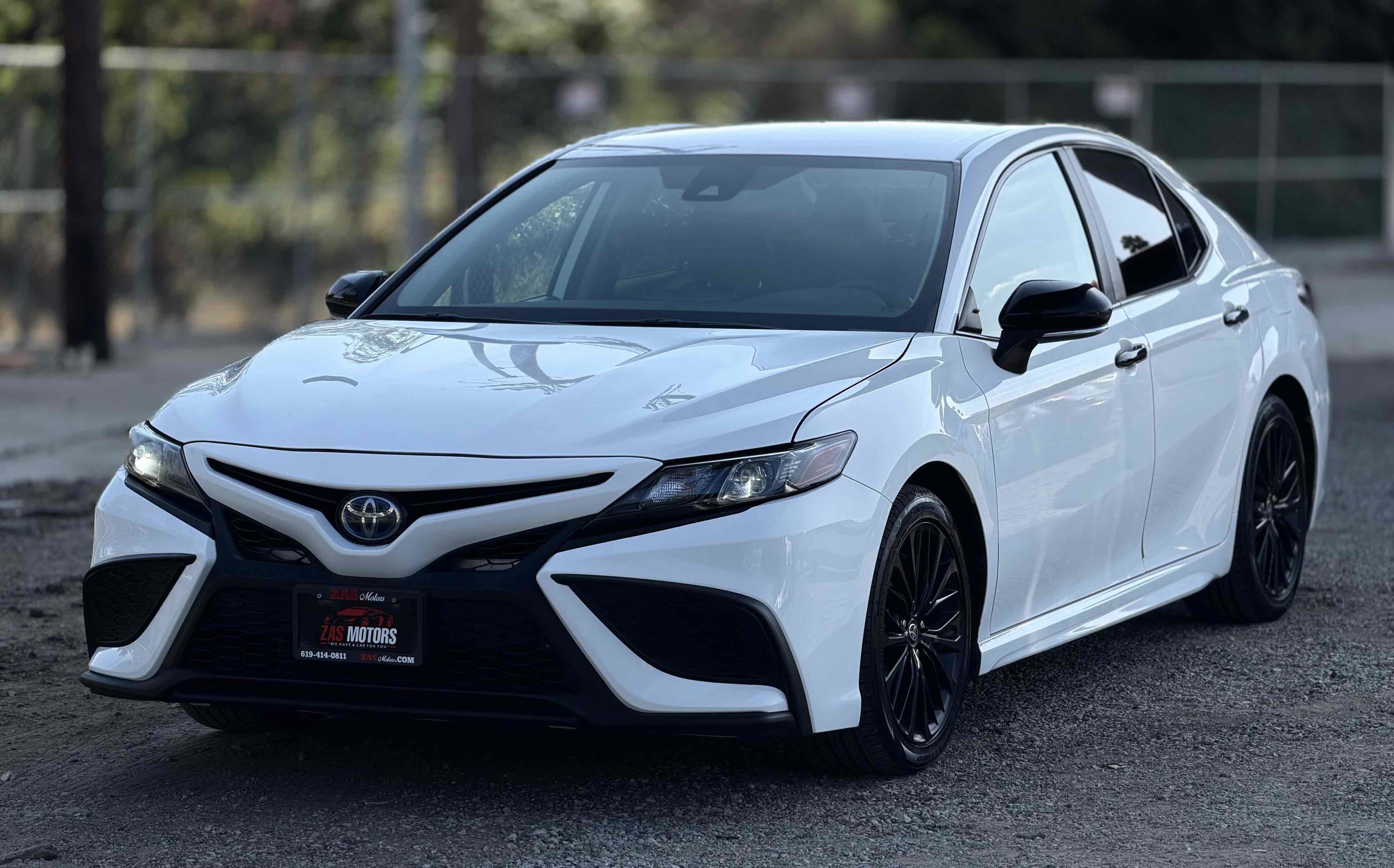 Used 2022 Toyota Camry SE FWD image 2
