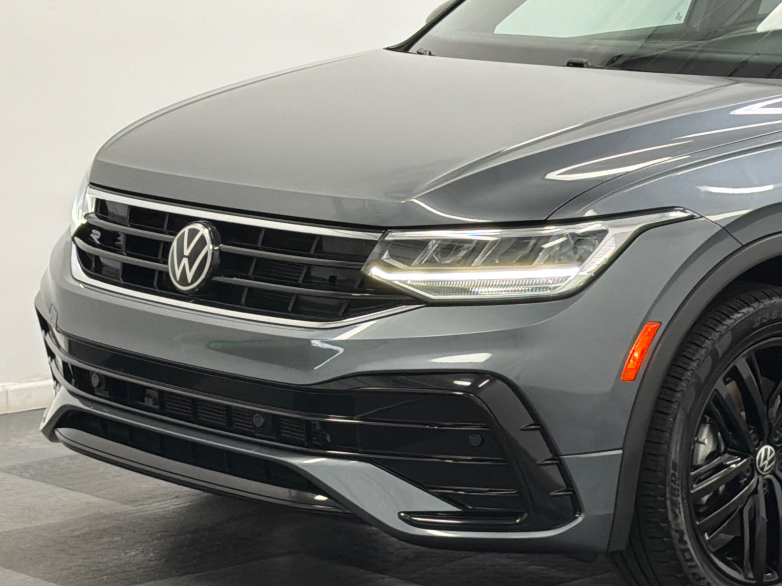 Used 2022 Volkswagen Tiguan SE R-Line FWD image 2