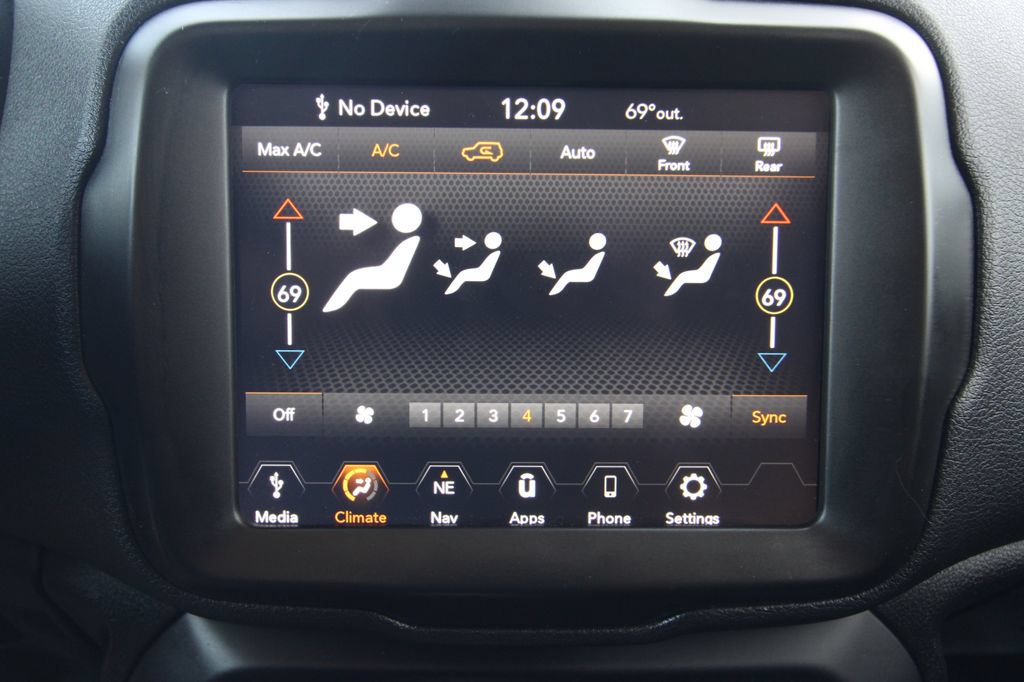Used 2021 Jeep Renegade Latitude w/ Luxury Group I AWD/4WD image 30