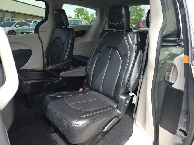 Used 2023 Chrysler Pacifica Touring-L FWD image 31
