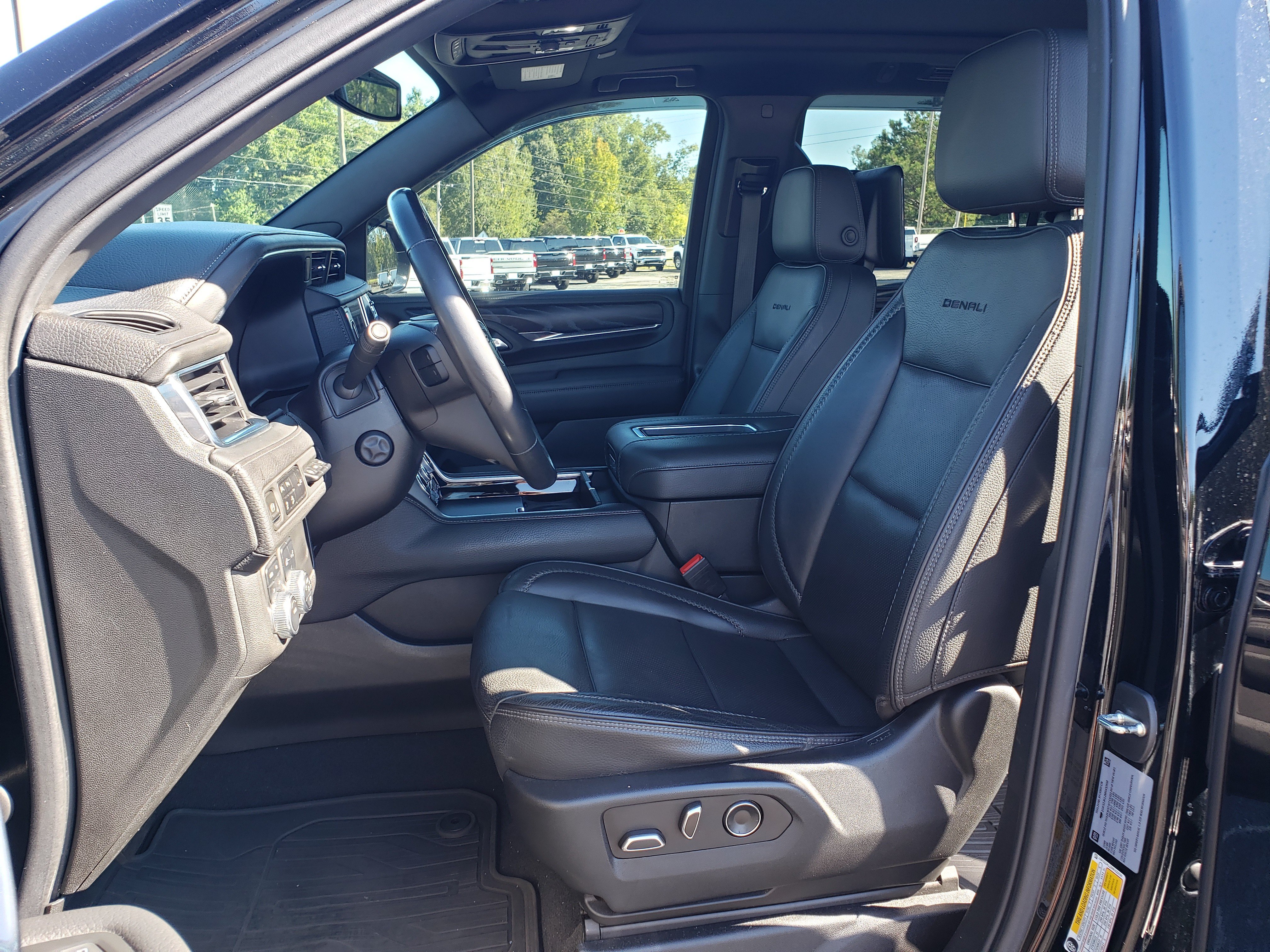 Used 2021 GMC Yukon XL Denali AWD/4WD image 29