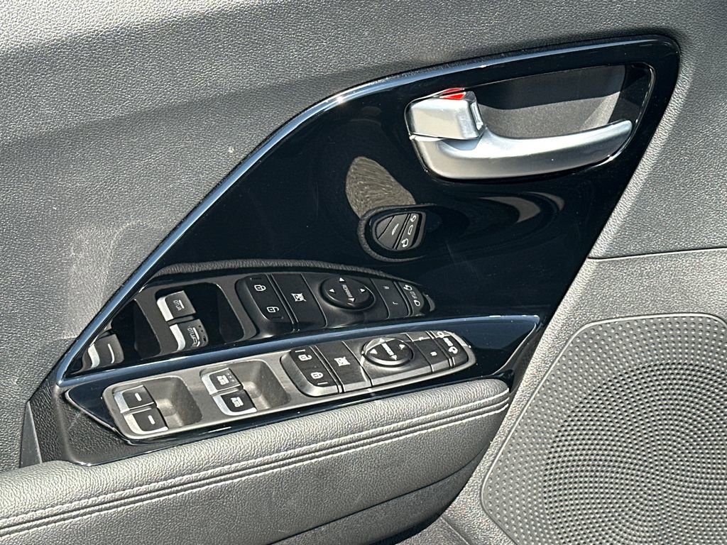Certified 2022 Kia Niro EX w/ Cold Weather Package FWD image 18