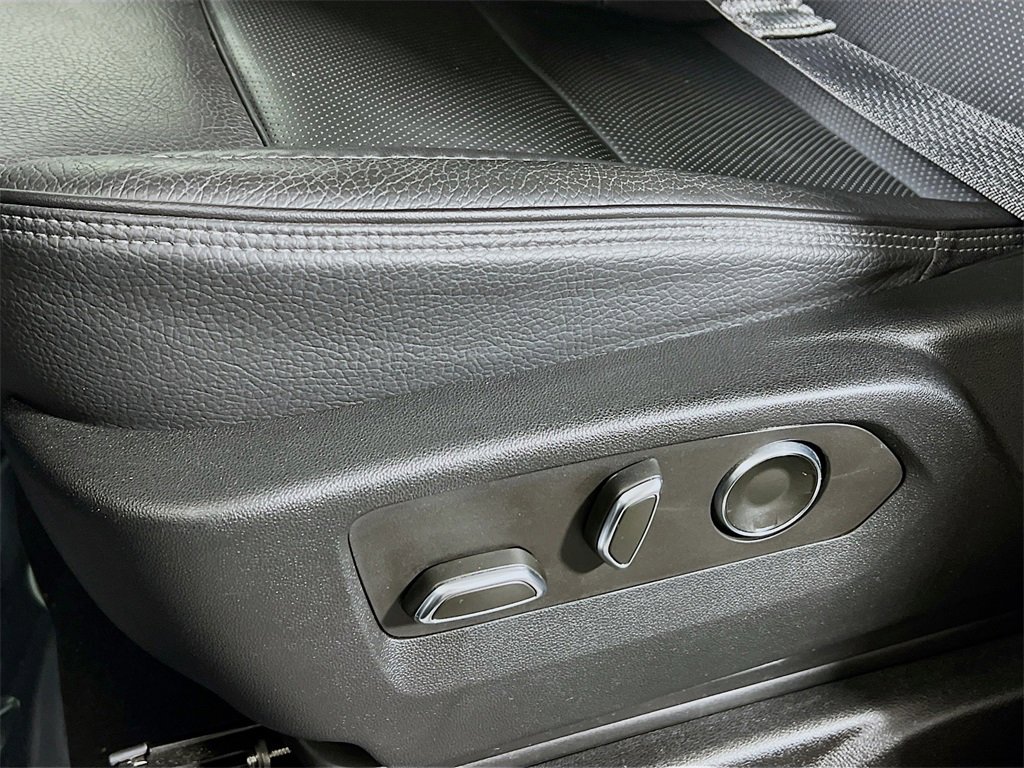 Used 2022 GMC Yukon Denali w/ Advanced Technology Package image 18