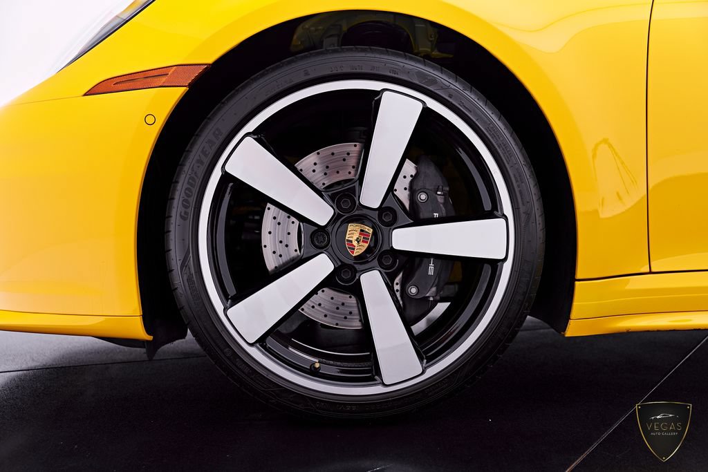 Used 2025 Porsche 911 Carrera RWD image 3