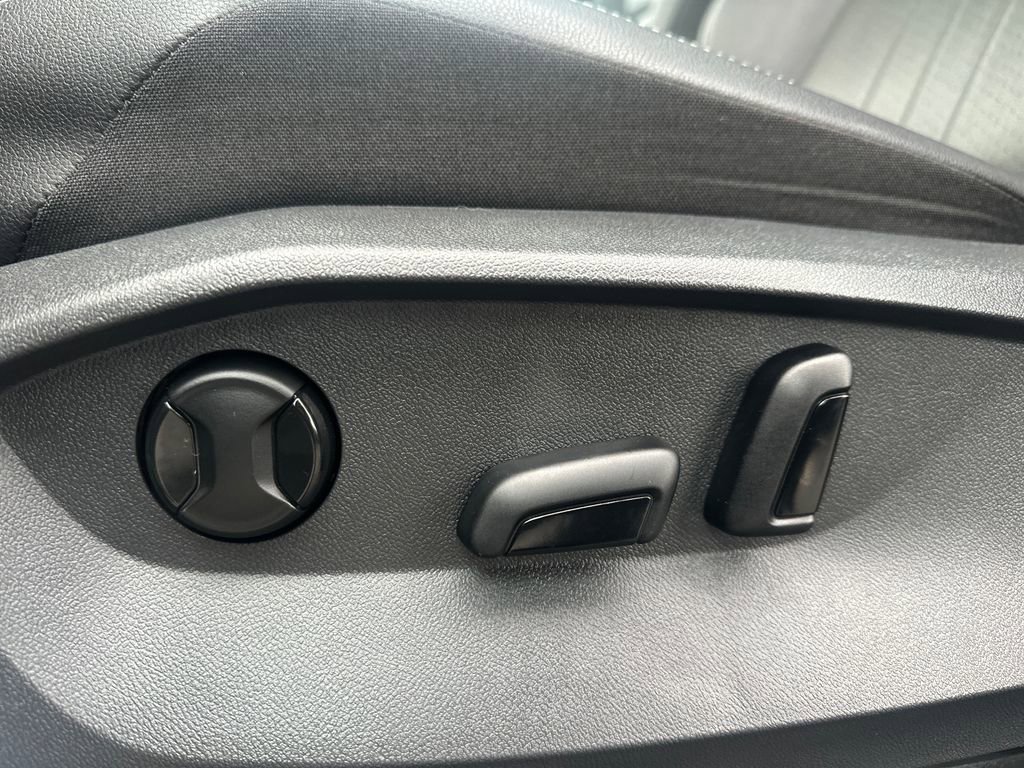 Used 2023 Volkswagen Tiguan SE w/ Panoramic Sunroof Package image 4