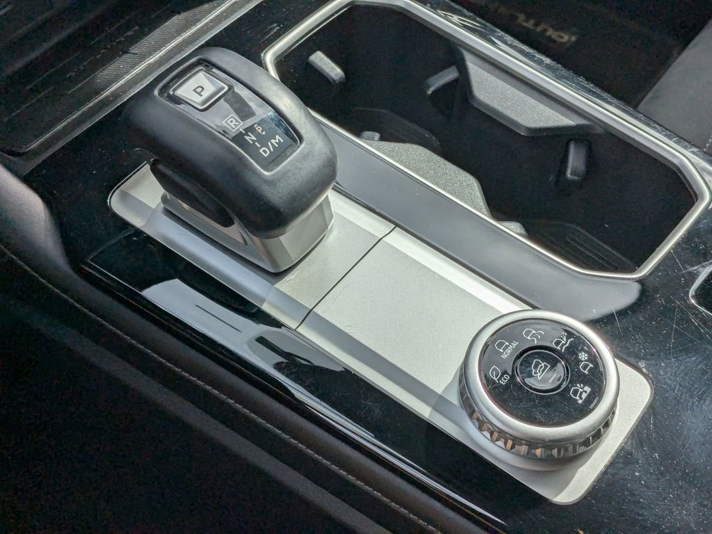 Used 2025 Mitsubishi Outlander SE image 24