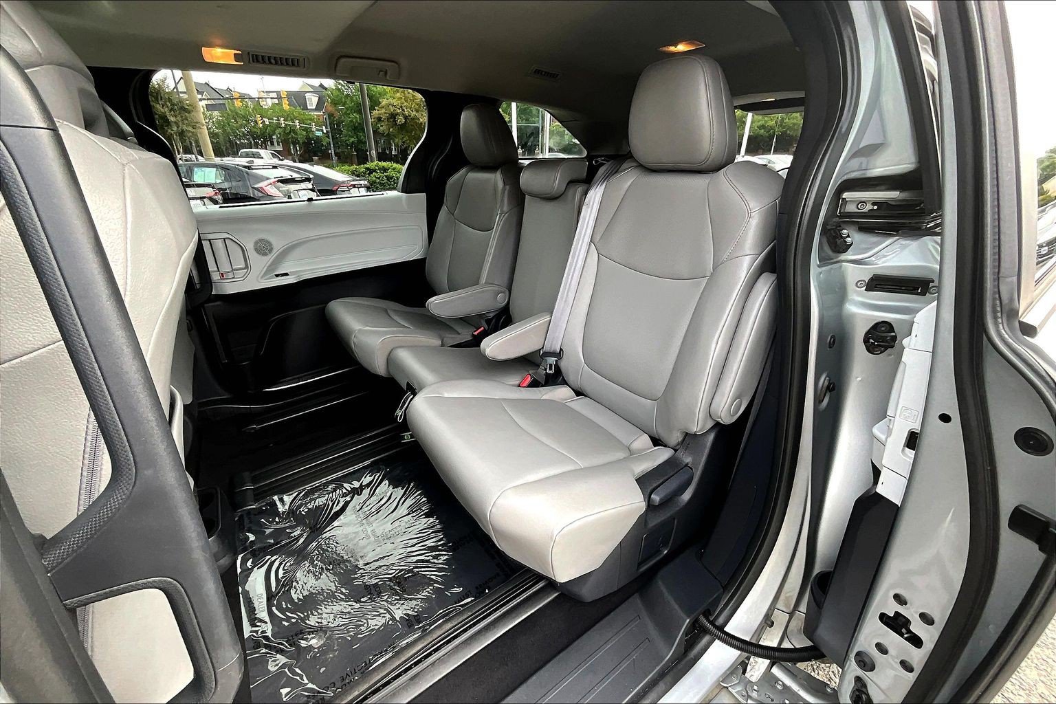Used 2025 Toyota Sienna XLE FWD image 28