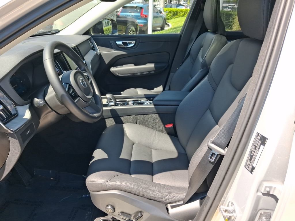 Used 2025 Volvo XC60 B5 Plus image 14