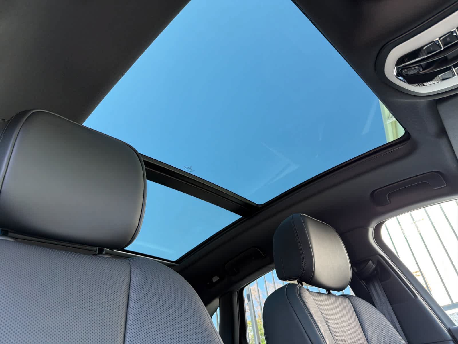 Certified 2025 Porsche Macan AWD/4WD image 18