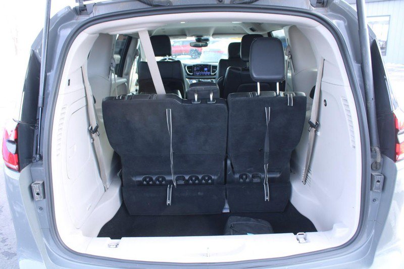 Used 2022 Chrysler Pacifica Touring-L image 6