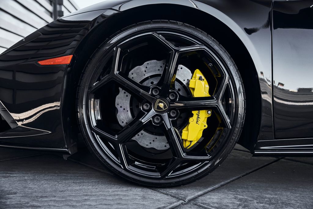 Used 2021 Lamborghini Huracan EVO image 3