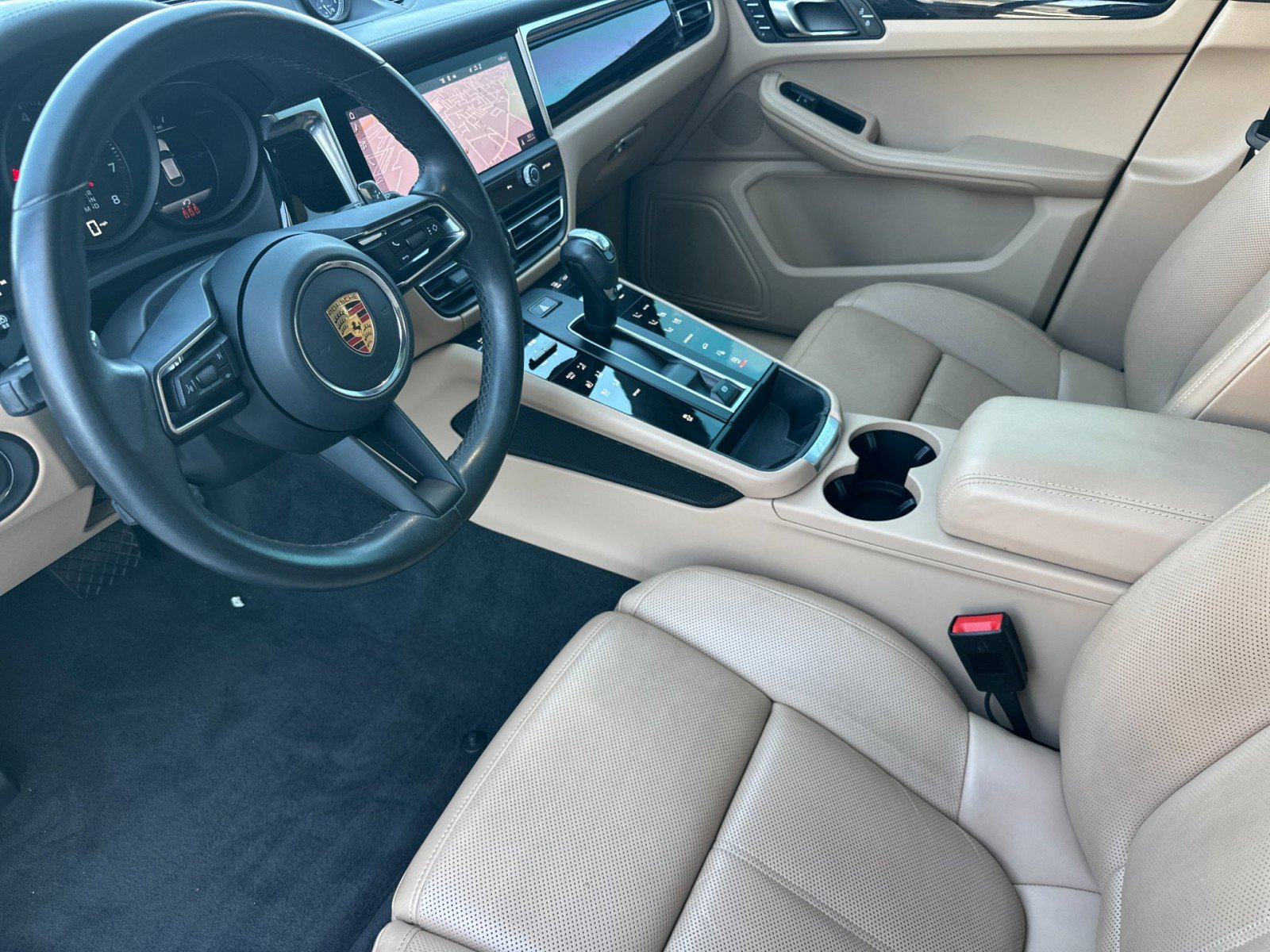Certified 2023 Porsche Macan image 4