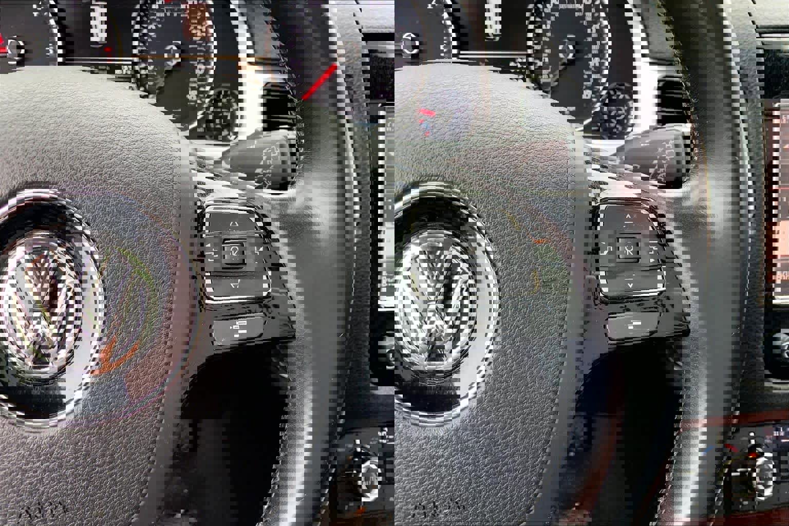 Used 2014 Volkswagen Touareg TDI image 25