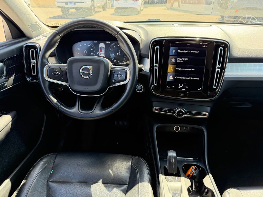 Used 2021 Volvo XC40 T5 Momentum image 11