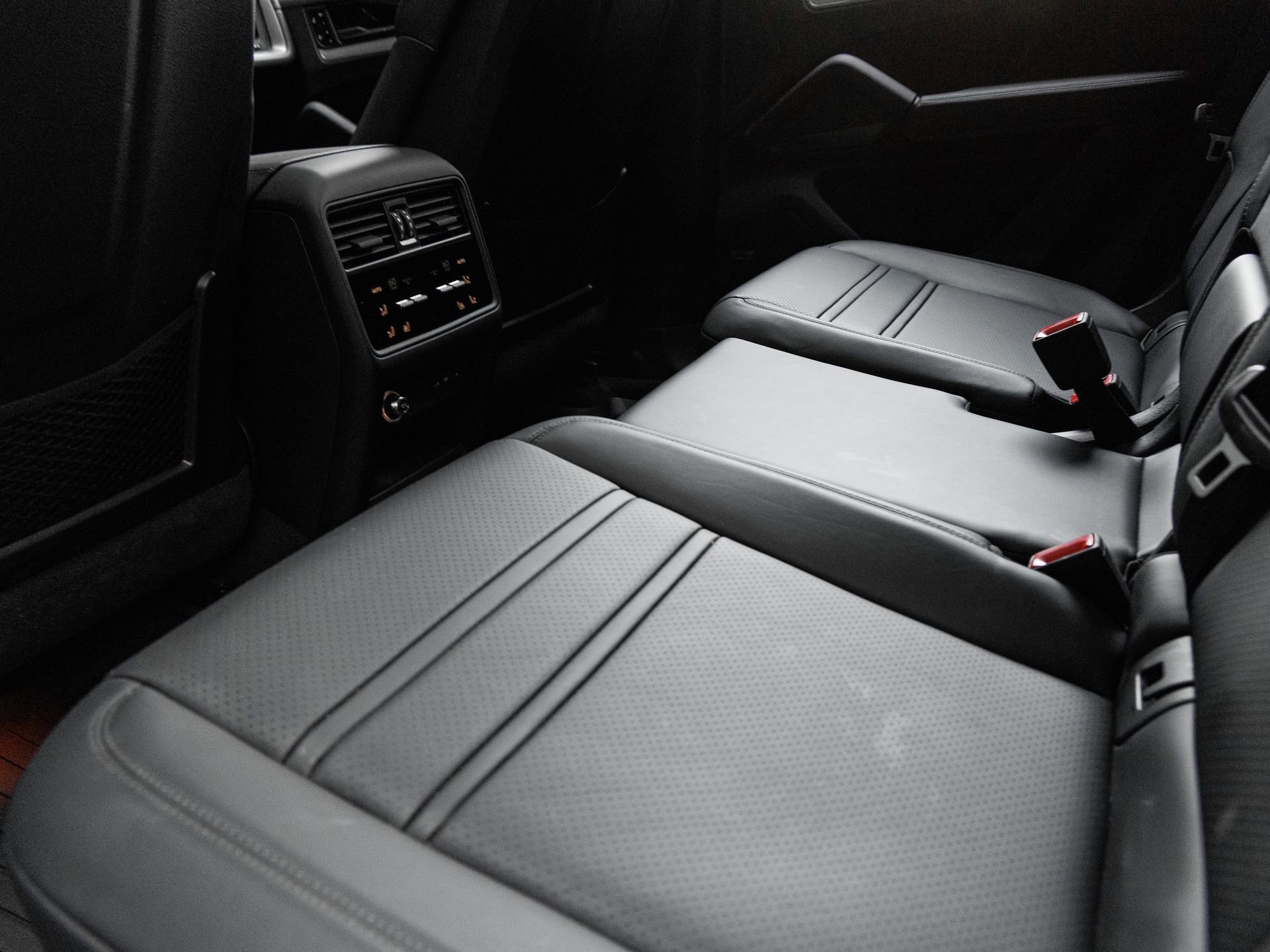 Certified 2025 Porsche Cayenne Coupe AWD/4WD image 26