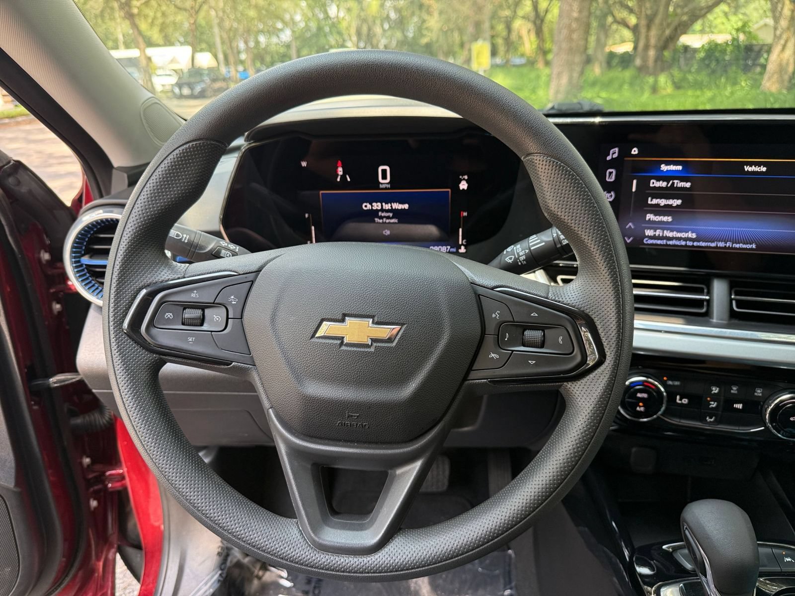 Used 2025 Chevrolet Trax LT FWD image 25
