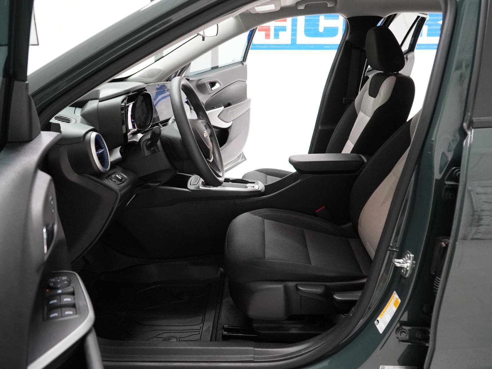Used 2025 Chevrolet Trax LS w/ LS Convenience Package FWD image 8