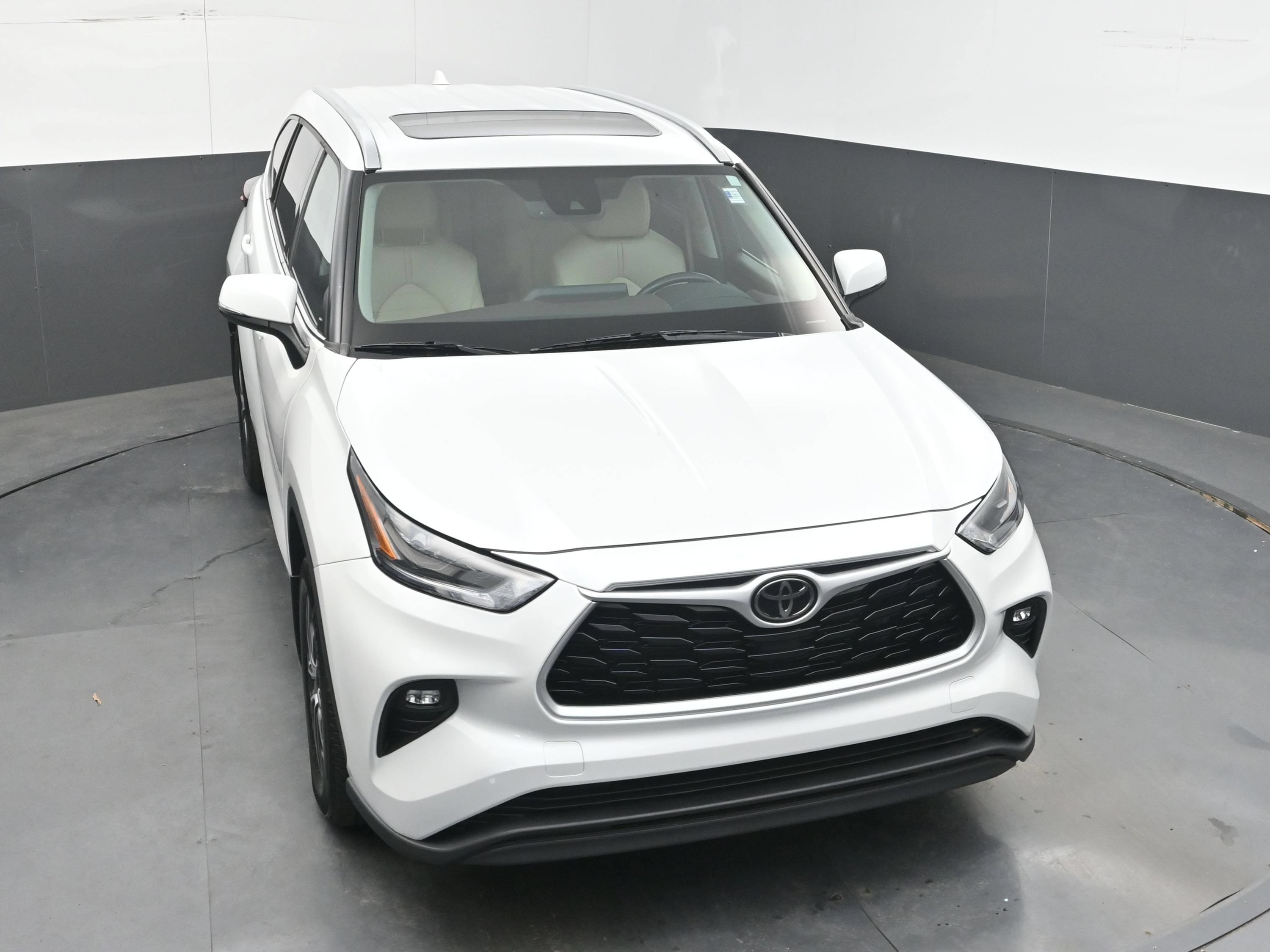 Used 2022 Toyota Highlander XLE AWD/4WD image 32