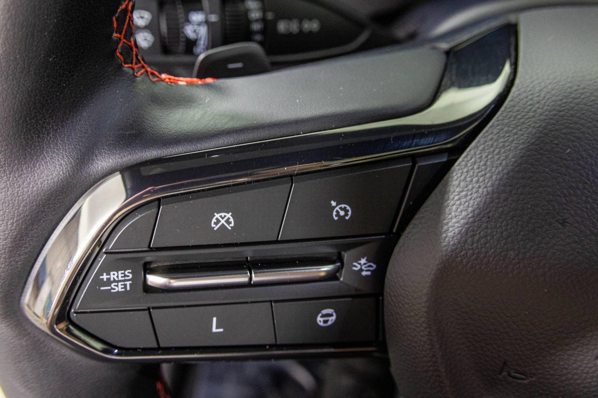 Used 2024 Chevrolet Traverse RS FWD image 36