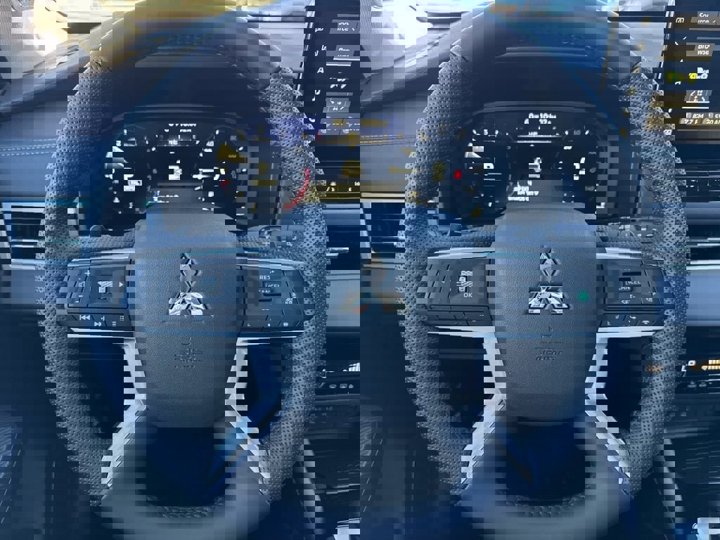 New 2025 Mitsubishi Outlander SE image 15