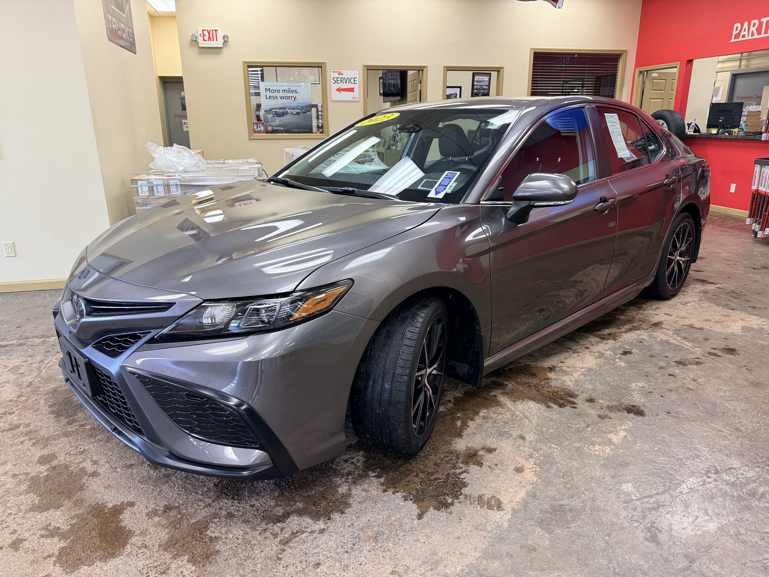 Used 2023 Toyota Camry SE FWD image 3