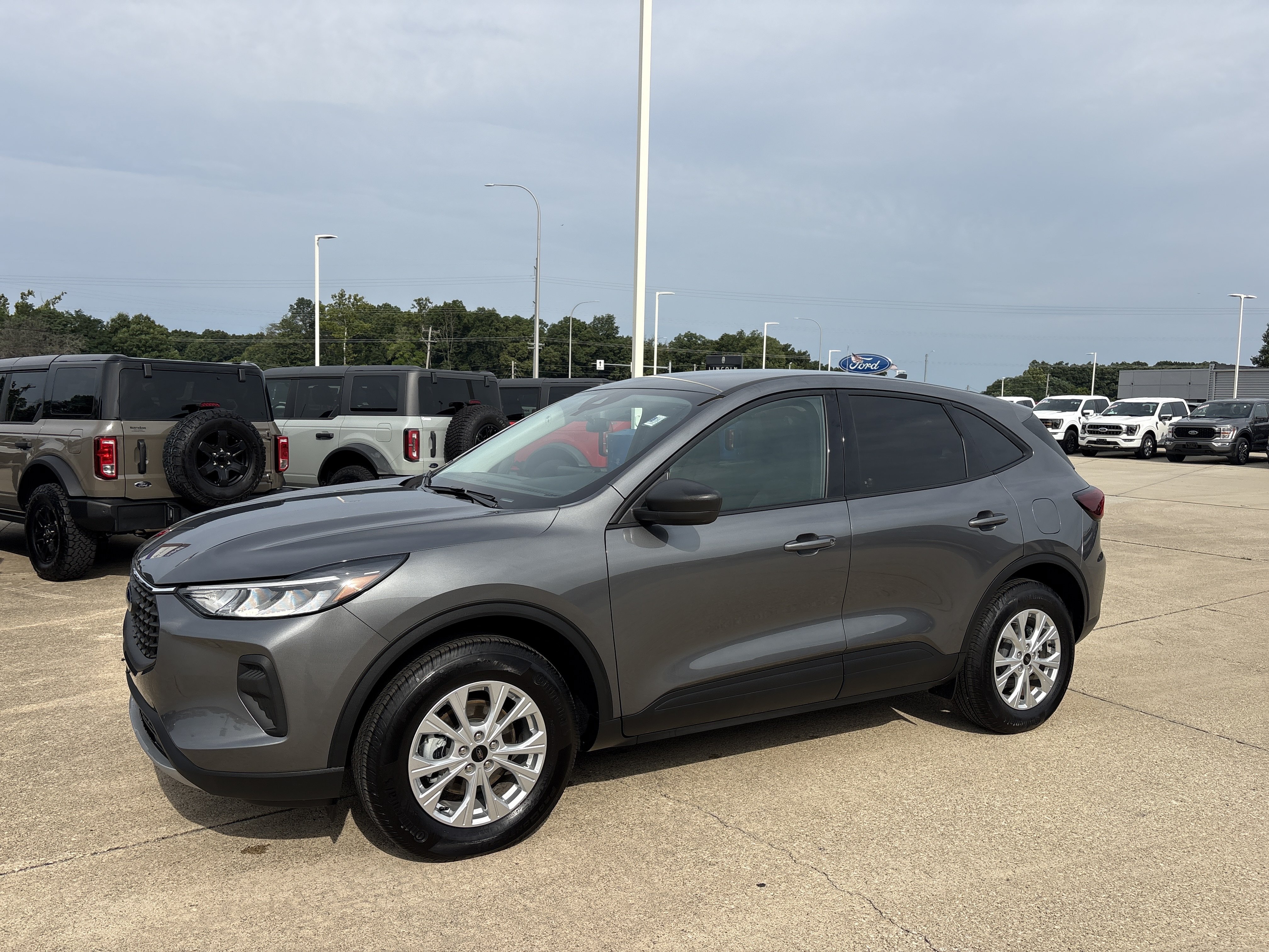 Used 2026 Ford Escape Active w/ Tech Pack #1 AWD/4WD image 3