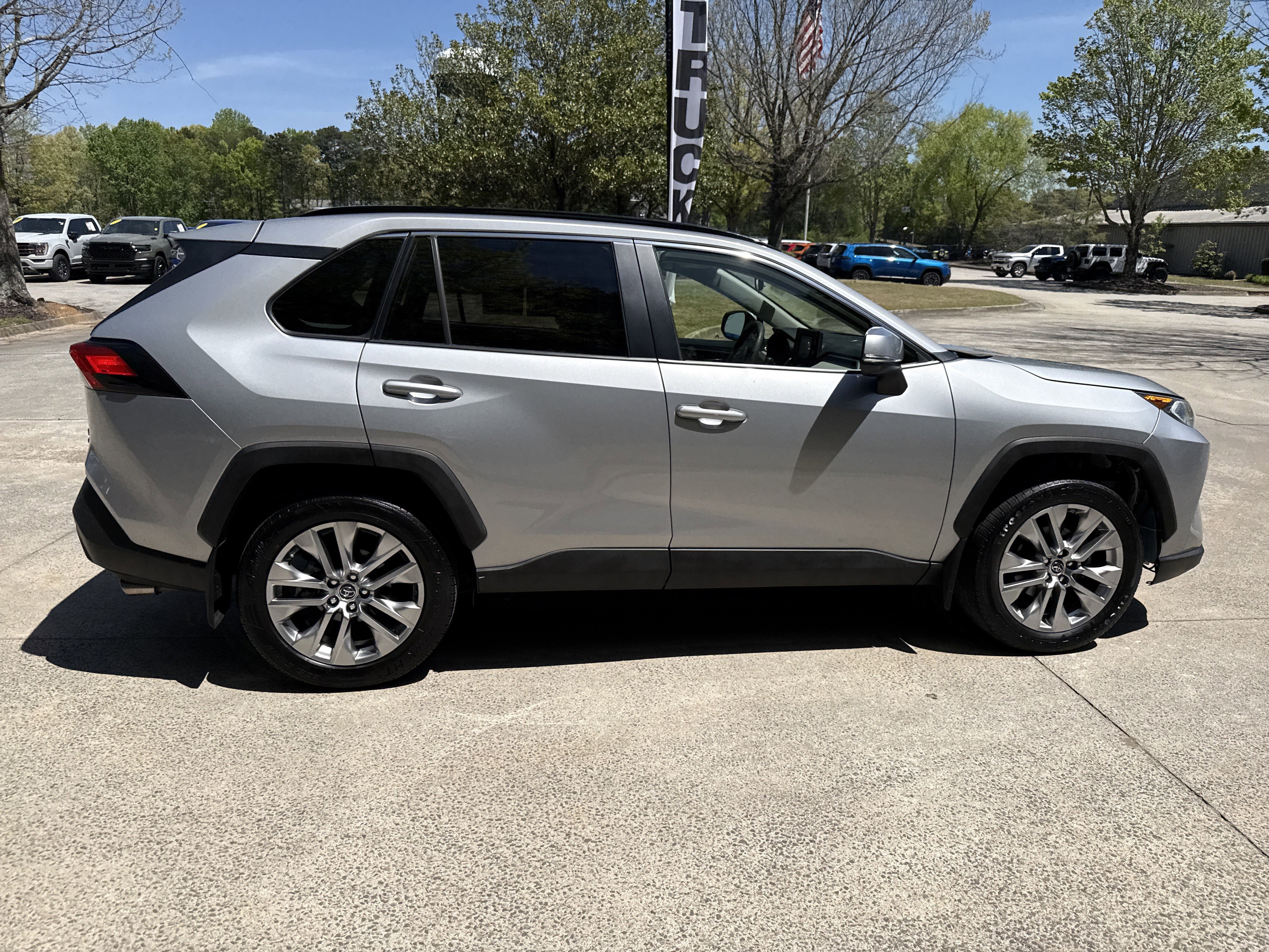 Used 2019 Toyota RAV4 XLE Premium w/ Cold Weather Package AWD/4WD image 8