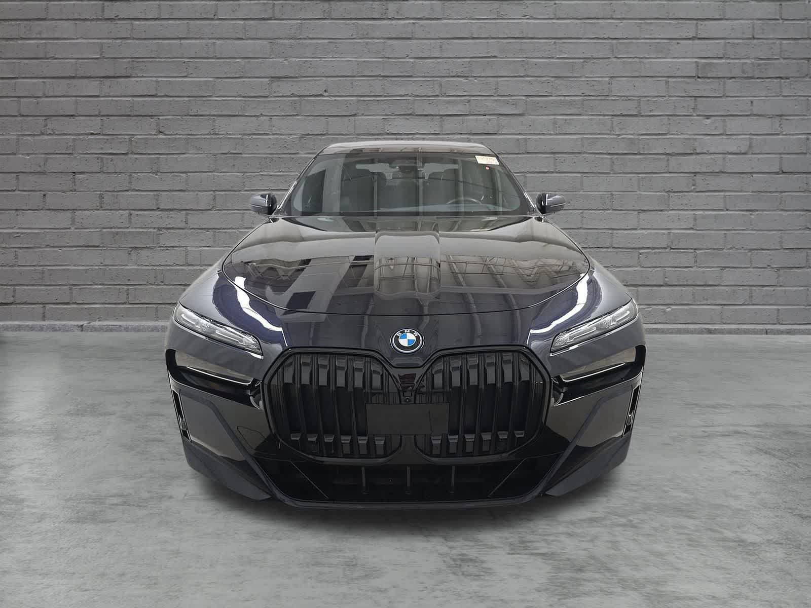 Used 2024 BMW i7 xDrive60 w/ Executive Package AWD/4WD video 2