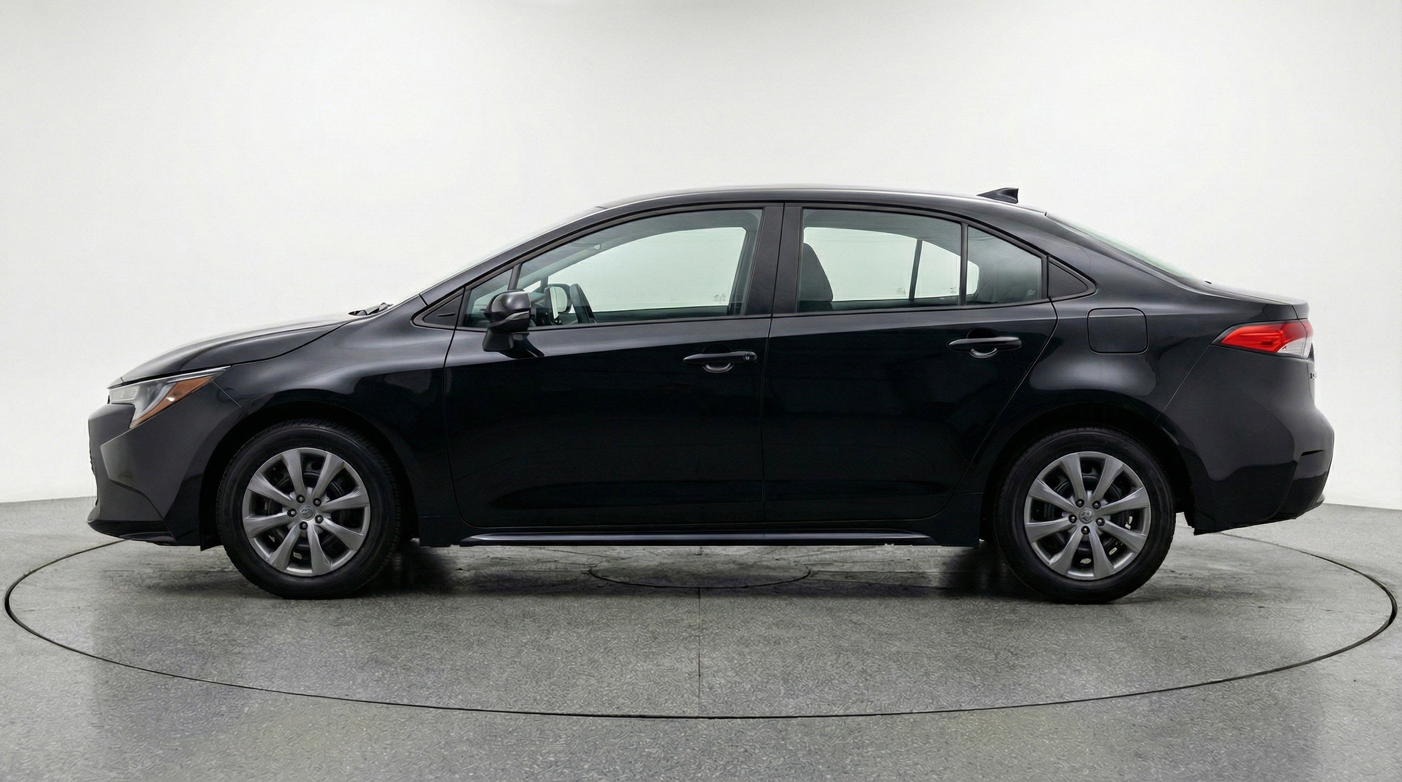 Used 2025 Toyota Corolla LE FWD image 5