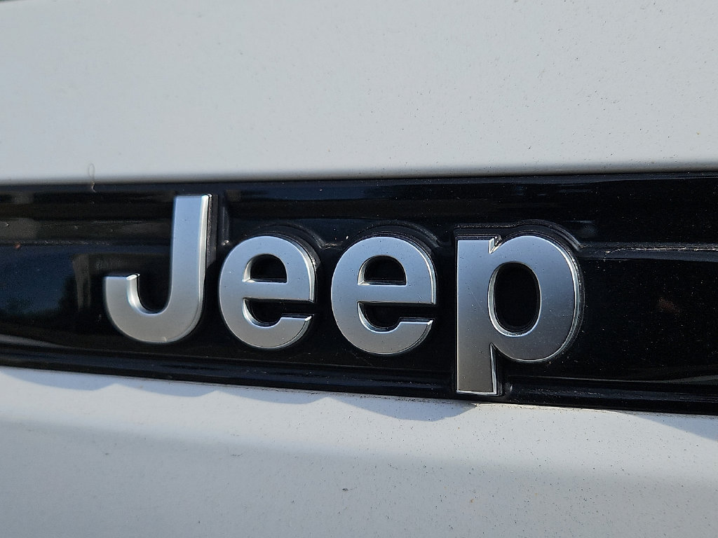 Used 2023 Jeep Grand Cherokee Summit w/ Luxury Tech Group V AWD/4WD image 34