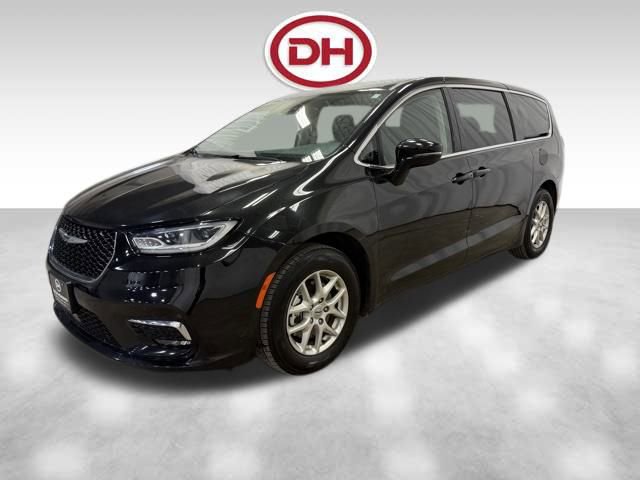 Used 2024 Chrysler Pacifica Touring-L image 10