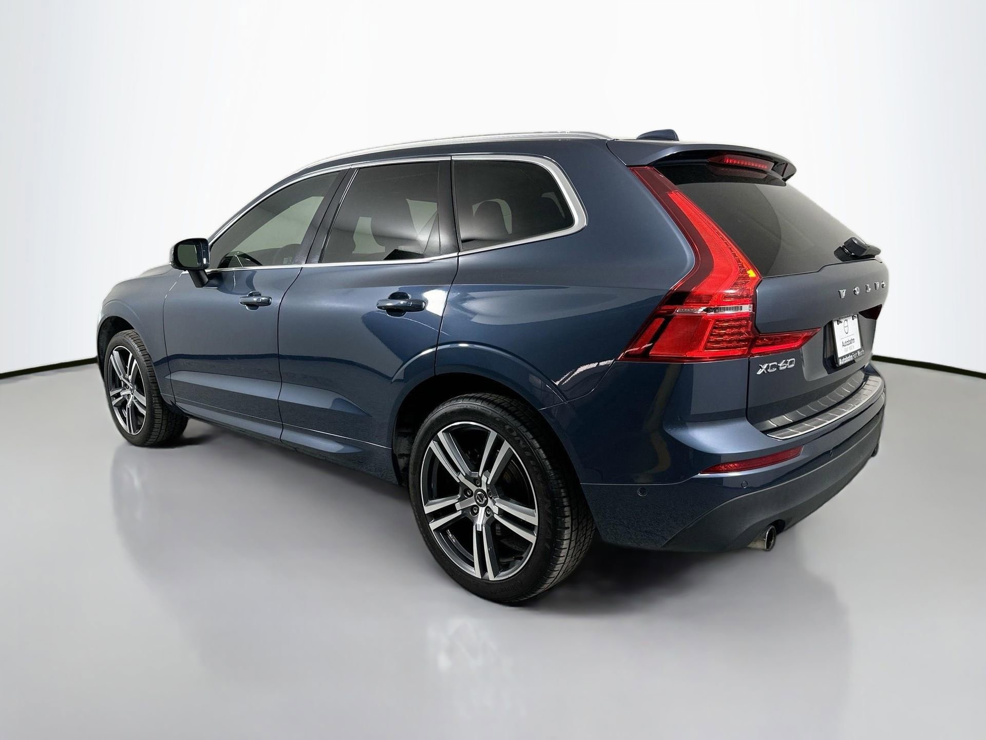 Certified 2018 Volvo XC60 T5 Momentum w/ Convenience Package image 8
