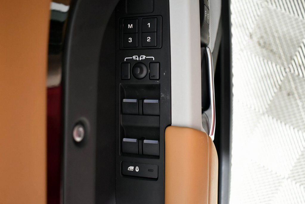 Used 2024 Land Rover Defender 130 S image 12