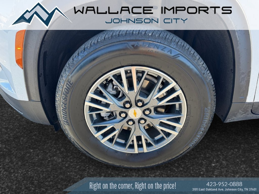 Used 2025 Chevrolet Traverse LT FWD image 9