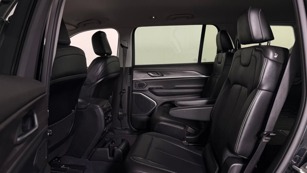 Used 2023 Jeep Grand Cherokee L Limited w/ Black Appearance Package AWD/4WD image 30
