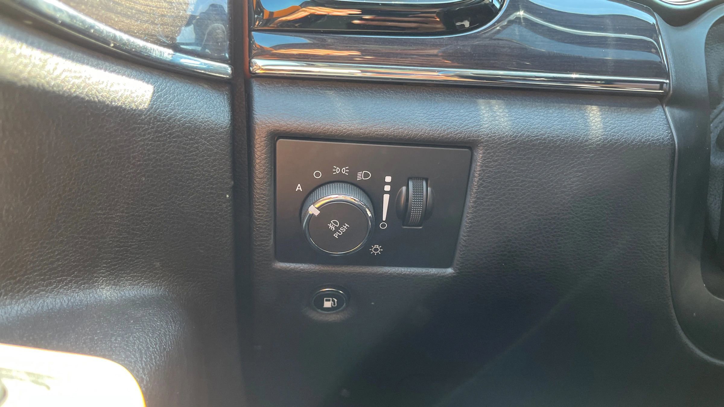 Used 2020 Jeep Grand Cherokee Overland AWD/4WD image 19