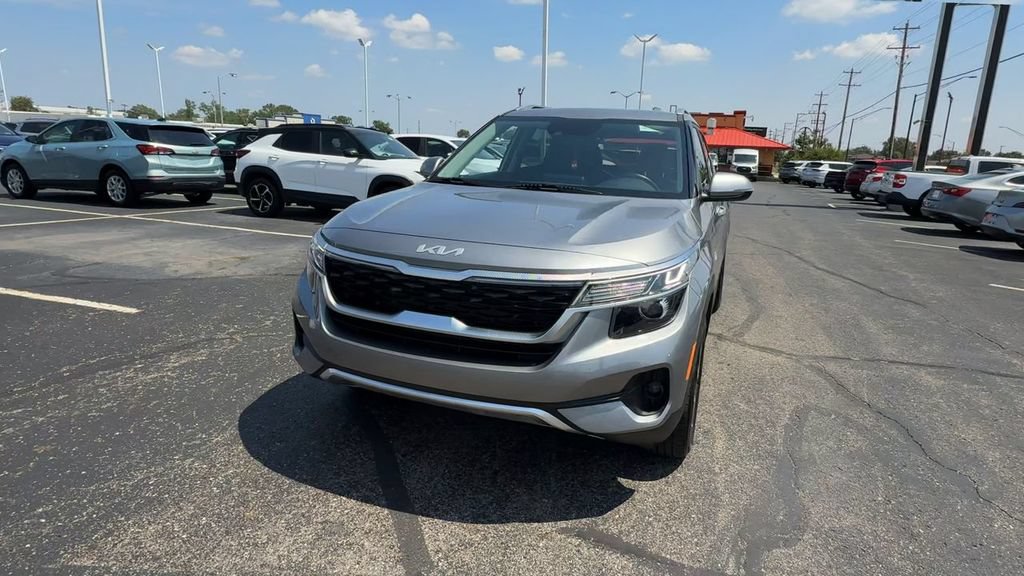 Used 2023 Kia Seltos EX AWD/4WD image 3