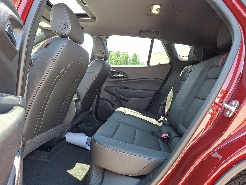 Used 2025 Chevrolet Trax RS w/ Sunroof Package FWD image 13