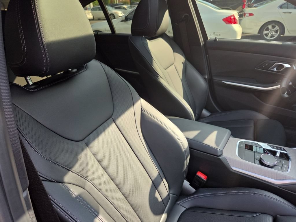 Used 2025 BMW 330i xDrive Sedan AWD/4WD image 43