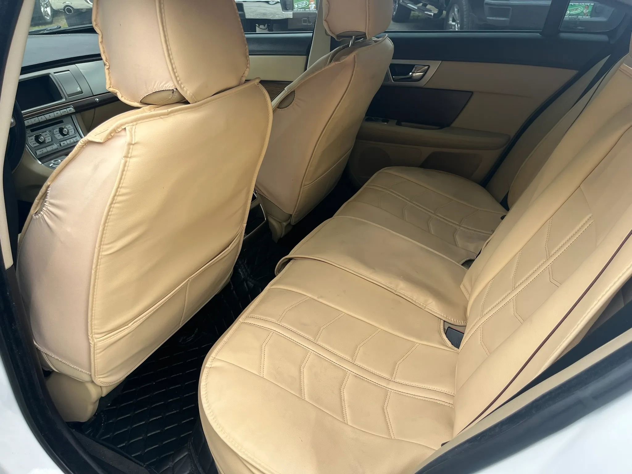 Used 2015 Jaguar XF Premium RWD image 31