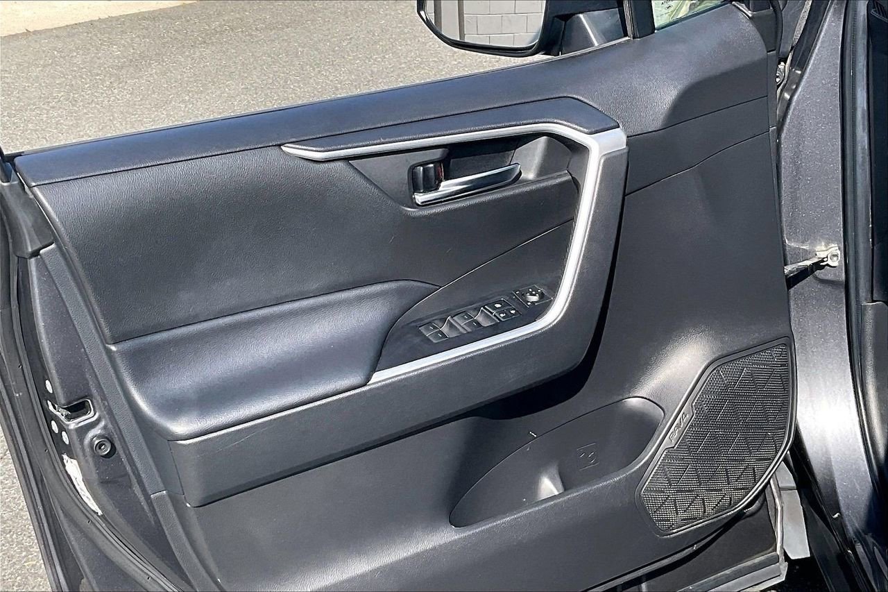 Used 2022 Toyota RAV4 XLE image 26