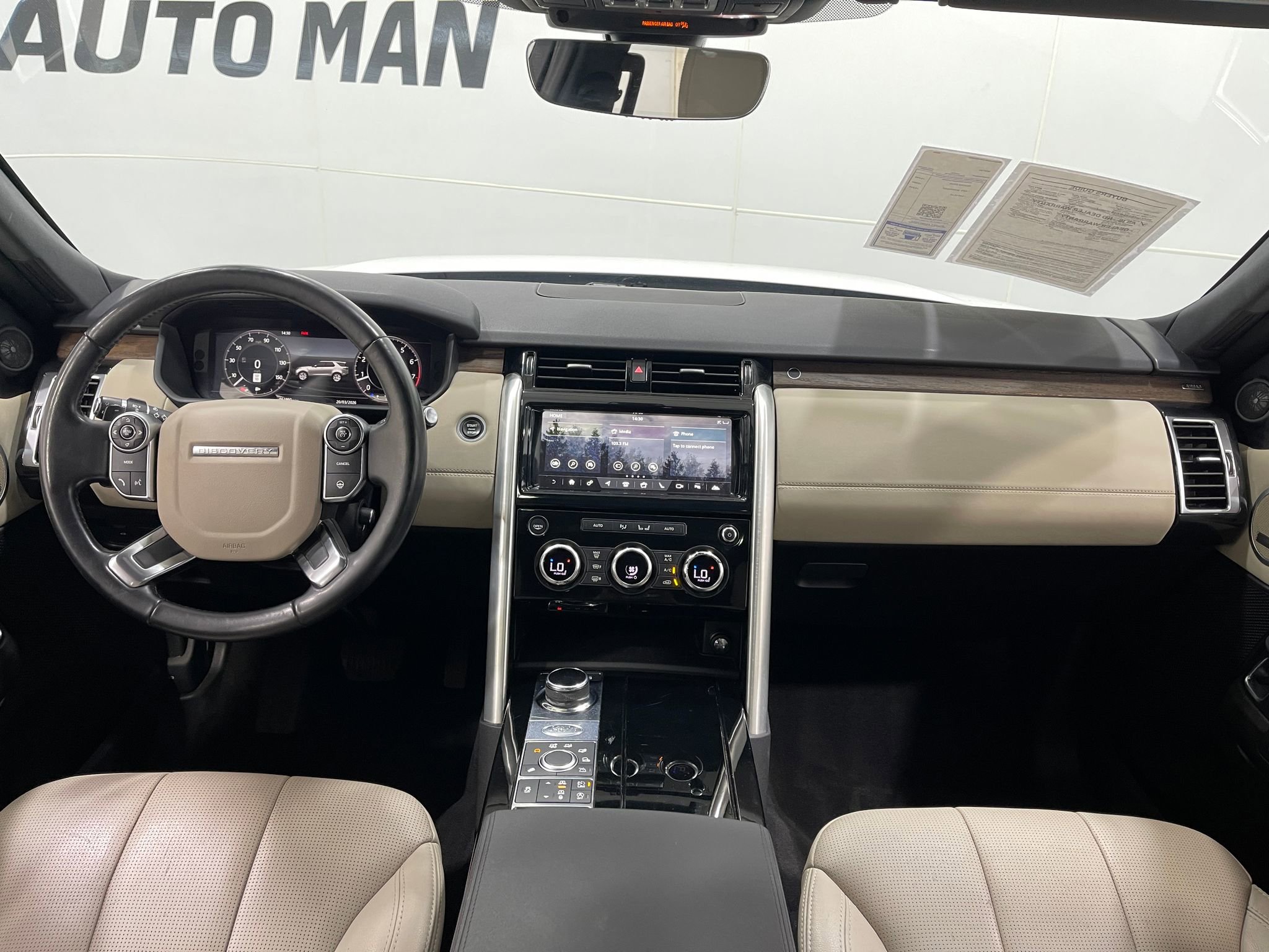 Used 2018 Land Rover Discovery HSE image 19