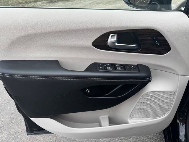 Certified 2023 Chrysler Pacifica Limited image 22