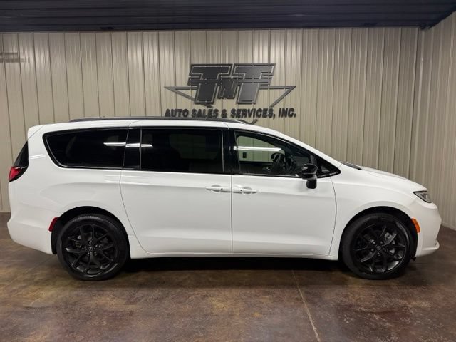 Used 2025 Chrysler Pacifica Limited AWD/4WD image 7