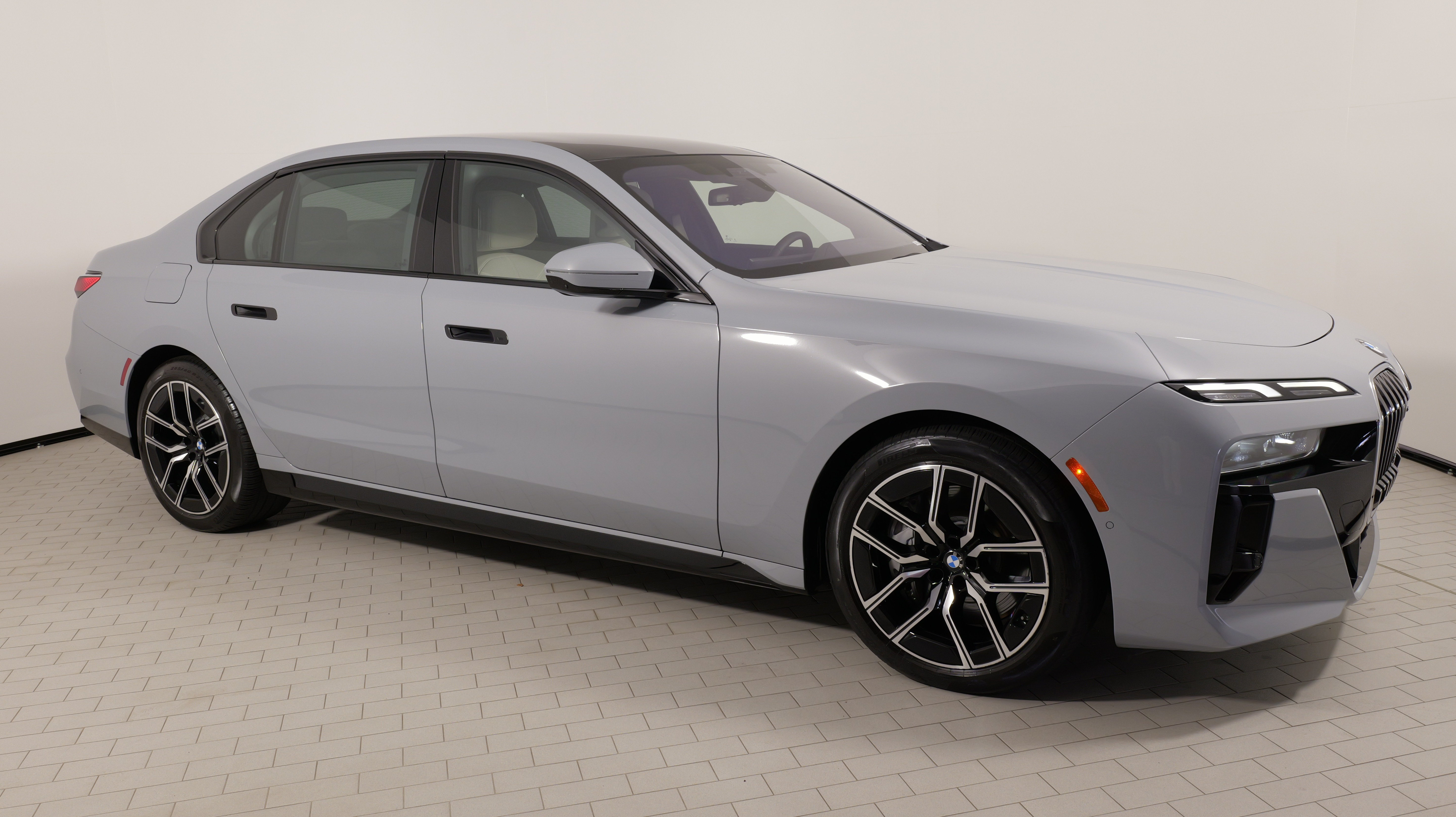 Used 2023 BMW 760i xDrive AWD/4WD image 10