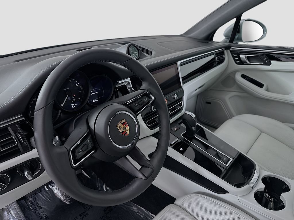 New 2025 Porsche Macan image 4