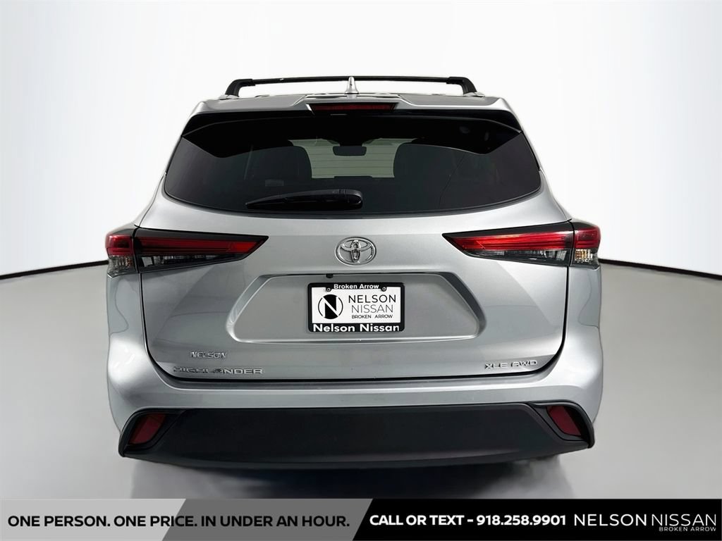 Used 2022 Toyota Highlander XLE AWD/4WD image 6